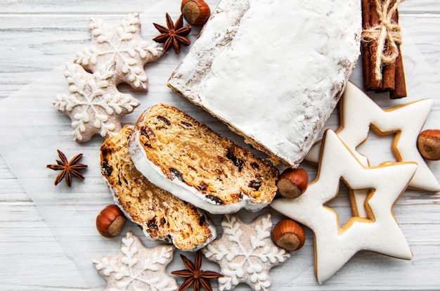 Kerstmis stollen op houten achtergrond