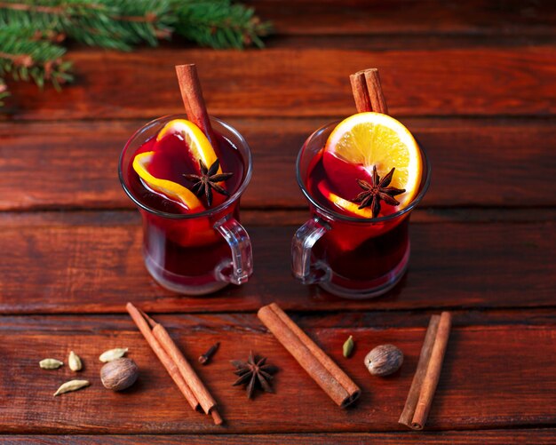 Kerstmis warme glühwein met kaneel en anijs op hout