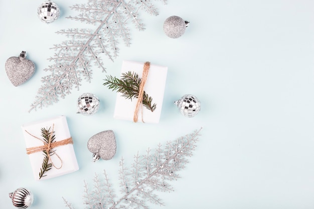 Kerstmis, zilveren speelgoed op een blauwe, bovenaanzicht