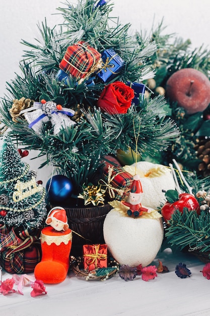 Kerstmisachtergrond met decoratie en giftdozen op houten