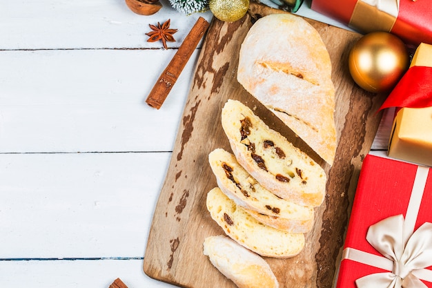 Kerstmisachtergrond met decoratie en giftvakjes op houten raad, brood