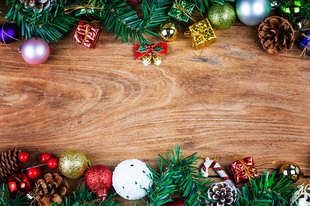 Kerstmisachtergrond met decoratie en giftvakjes op houten raad