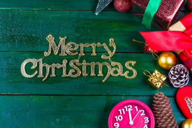 Kerstmisachtergrond met decoratie en giftvakjes op houten raad