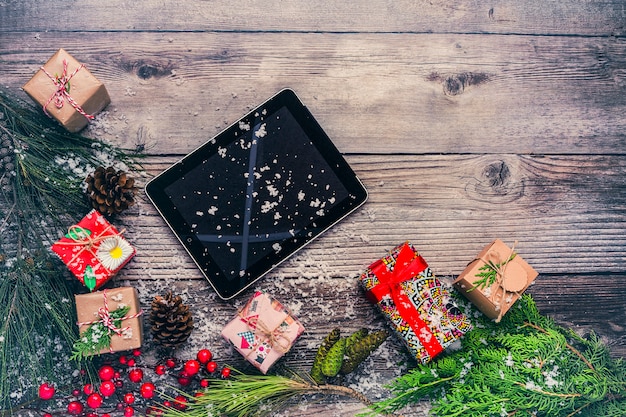 Kerstmisachtergrond met decoratie en giftvakjes op houten raad.