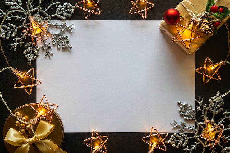Foto kerstmisachtergrond met giften en decoratie
