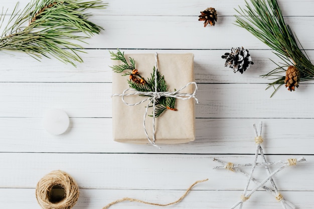 Kerstmisachtergrond met giftvakjes en decoratie op een witte houten lijst