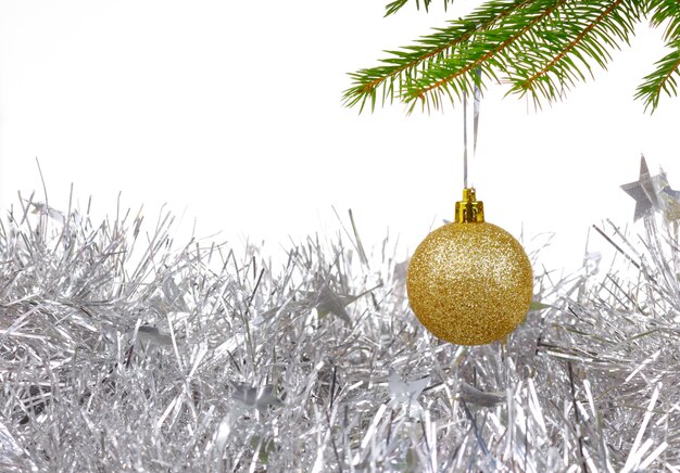 Kerstmisachtergrond met gouden decorbal