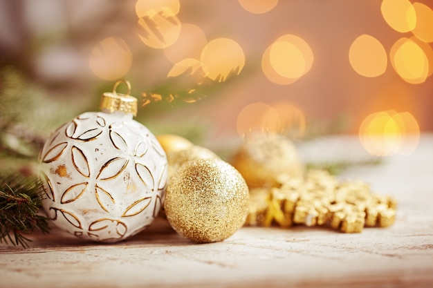 Kerstmisachtergrond met gouden Kerstmisballen, sneeuwvlok en decoratie.