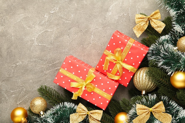 Kerstmisachtergrond met gouden versieringen en gift boxe op grijze concrete achtergrond. bovenaanzicht.