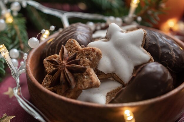 Kerstmisachtergrond met Kerstboomtakken en mandarijnen