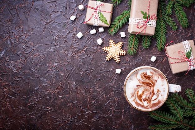 Kerstmisachtergrond met latte en giftdozen