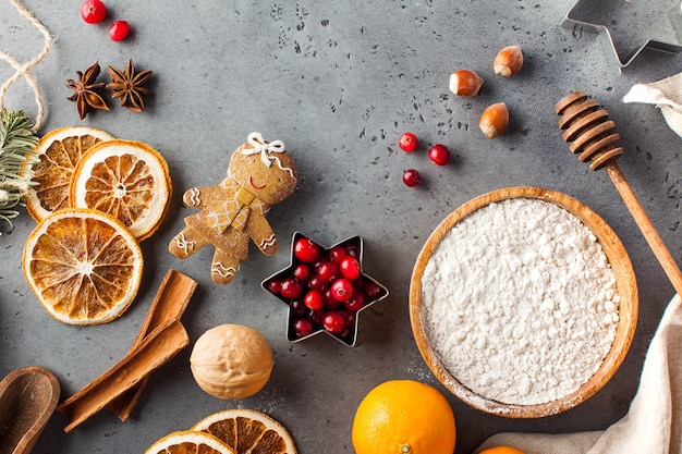 Kerstmisachtergrond met peperkoek en gemberkoekjesingrediënten kopieer ruimte