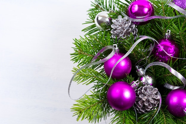 Kerstmisachtergrond met purper ornament, exemplaarruimte.