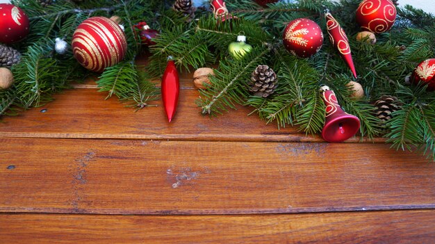 Kerstmisachtergrond met spar en decoratie op houten raad