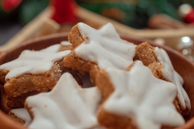 Kerstmisachtergrond met suikergoedkoekjes en Kerstmisspeelgoed