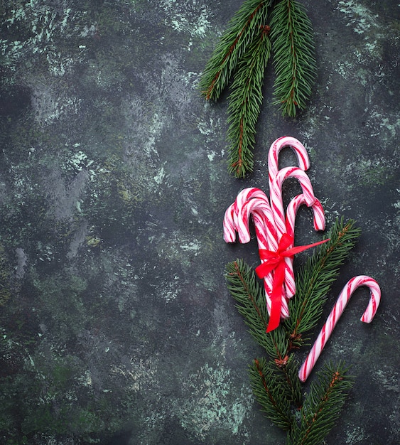 Kerstmisachtergrond met suikergoedriet en sparrentakken