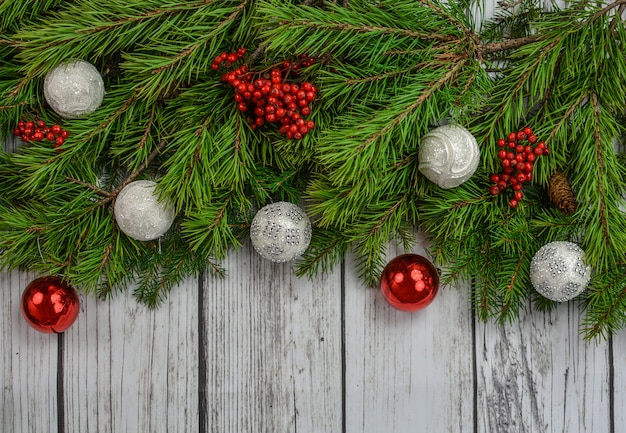 Kerstmisachtergrond met takken en snuisterijen