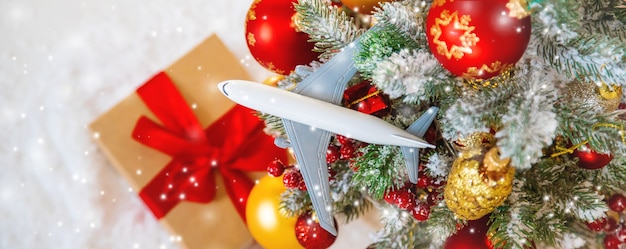 Kerstmisachtergrond met vliegtuig. reizen. selectieve focus natuur