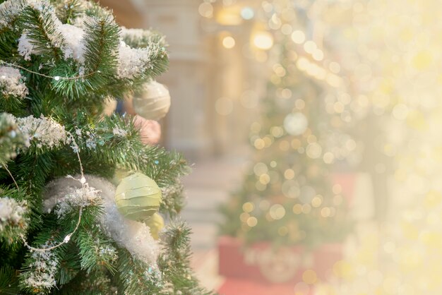 Kerstmisachtergrond - takken, speelgoed, hoogtepunten. Plaats voor felicitaties.