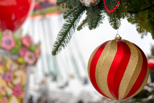 Foto kerstmisachtergrond - takken, speelgoed, sneeuw.