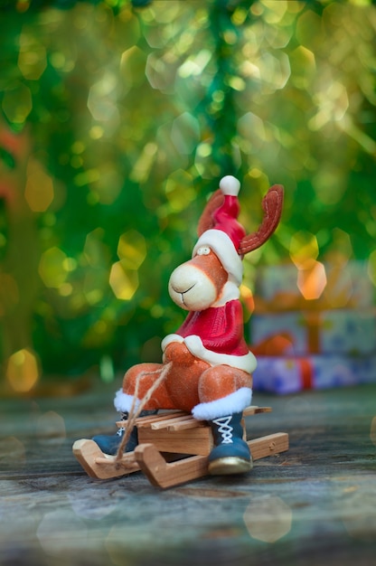 Kerstmisamerikaanse eland in vakantiekleren op hout