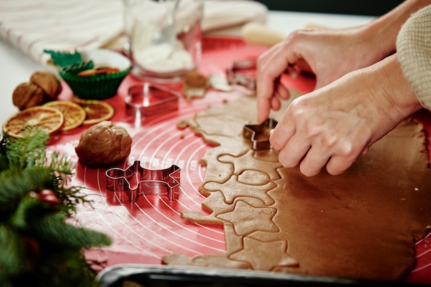 Kerstmisbaksel Vrouw die peperkoekkoekjes kookt