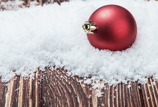 Kerstmisbal op een houten lijst