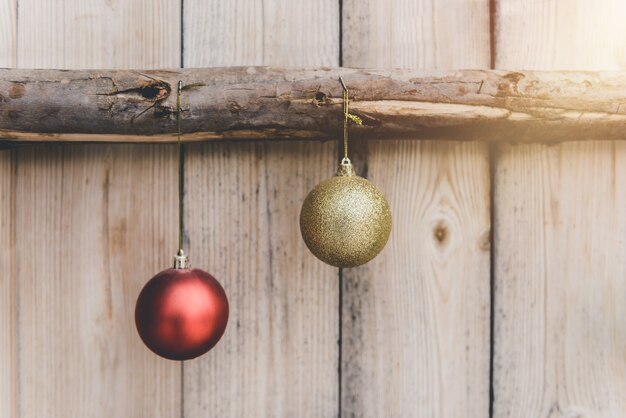 Kerstmisbal voor decoratie met houten achtergrond