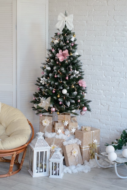 Kerstmisbinnenland met giftdozen en Kerstmisbranden