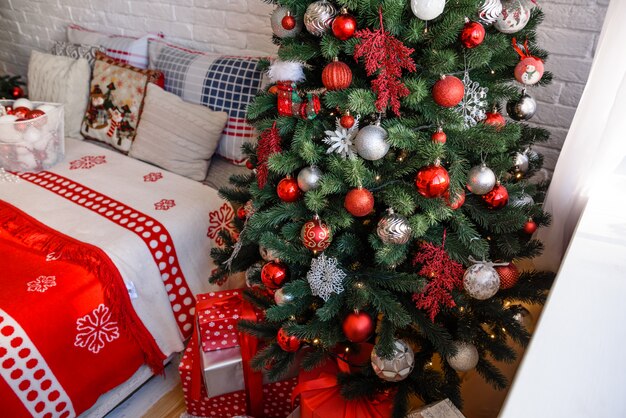 Kerstmisbinnenland met giftdozen en Kerstmisdecoratie