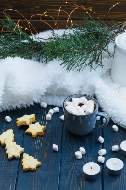 Kerstmiscacao met heemst en koekjes op houten achtergrond