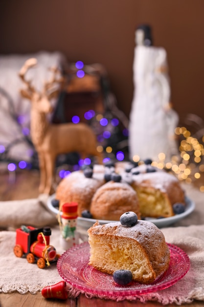 Kerstmiscake met bessen en poedersuiker