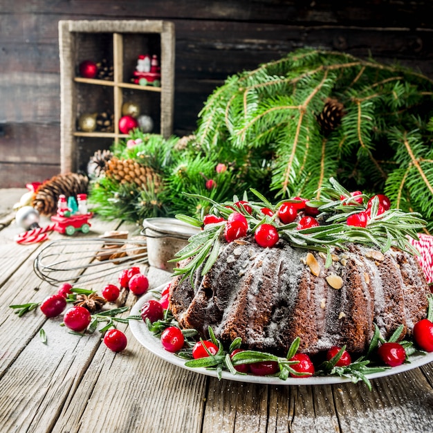 Kerstmiscake van de donkere chocoladepeperkoek bundt