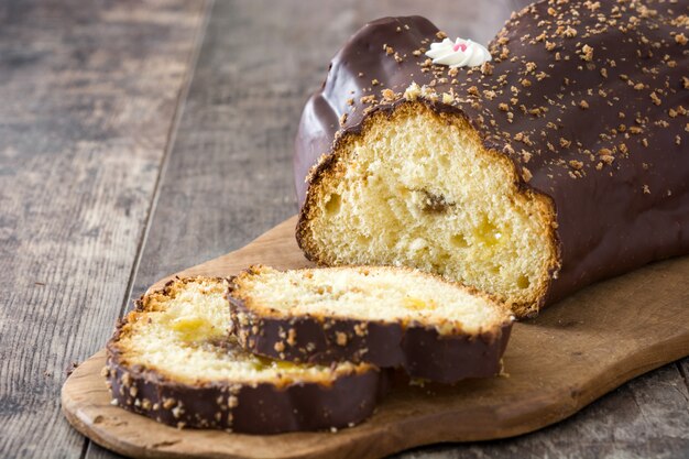 Kerstmiscake van het chocolade yule logboek en Kerstmisornament op houten