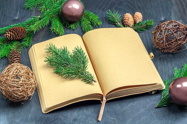 Kerstmisconcept het schrijven van doelstellingen of brief aan de Kerstman