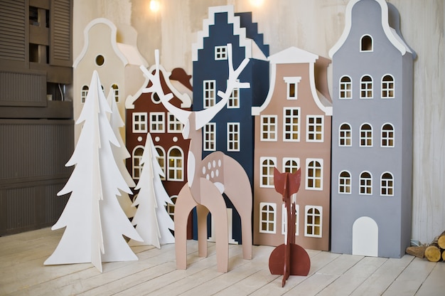 Kerstmisdecor, houten herten en vos op houten muur