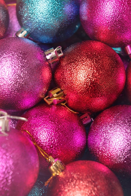 Foto kerstmisdecoratie dichte omhooggaand. rode, roze en blauwe kerstballen.