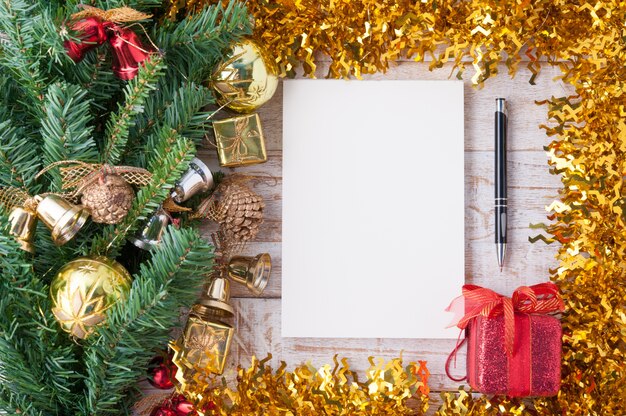 Kerstmisdecoratie en notitieboekje op uitstekende witte houten achtergrond Exemplaarruimte