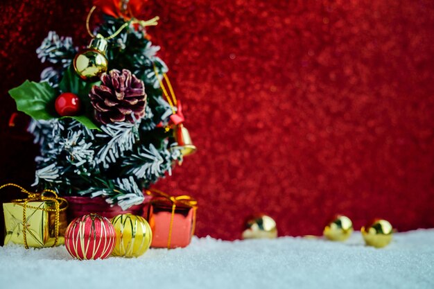 Kerstmisdecoratie met sneeuw en rode achtergrond sluit omhoog en selectieve nadruk.