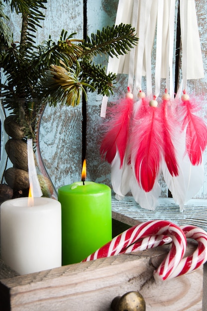 Kerstmisdecoratie op sjofele houten achtergrond