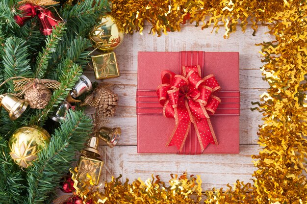 Kerstmisdecoratie op uitstekende witte houten achtergrond C