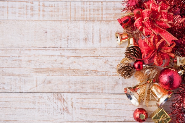 Kerstmisdecoratie op uitstekende witte houten achtergrond C