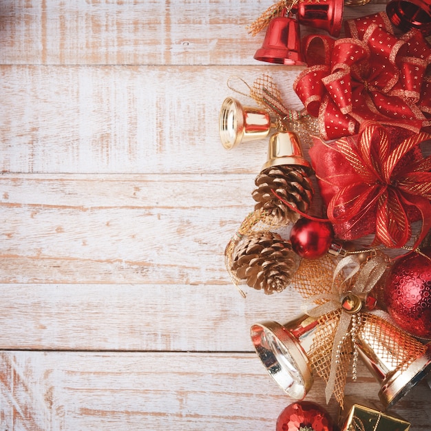 Kerstmisdecoratie op uitstekende witte houten achtergrond C