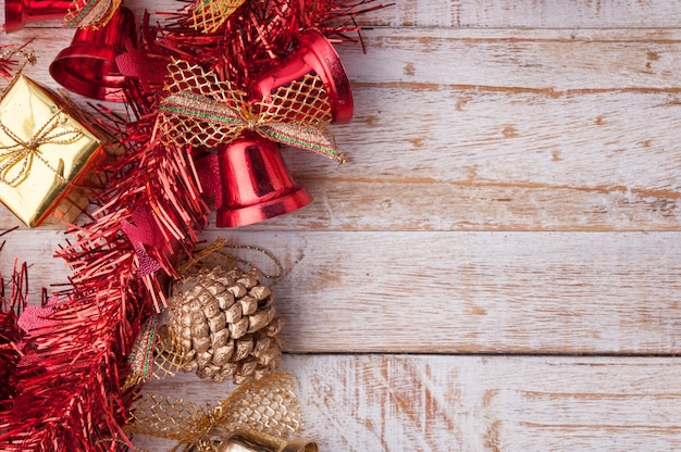 Kerstmisdecoratie op uitstekende witte houten achtergrond C