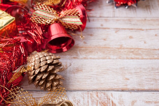 Kerstmisdecoratie op uitstekende witte houten achtergrond c