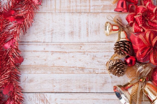 Kerstmisdecoratie op uitstekende witte houten achtergrond