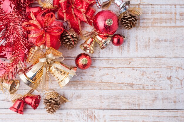 Kerstmisdecoratie op uitstekende witte houten achtergrond