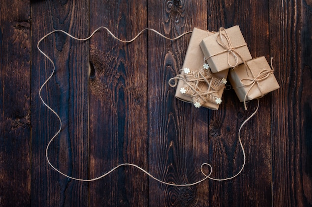 Kerstmisdozen van de gift op een houten achtergrond