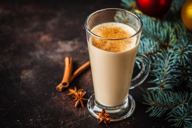 Kerstmiseierpunch in een glas op Kerstmisachtergrond, exemplaarruimte.