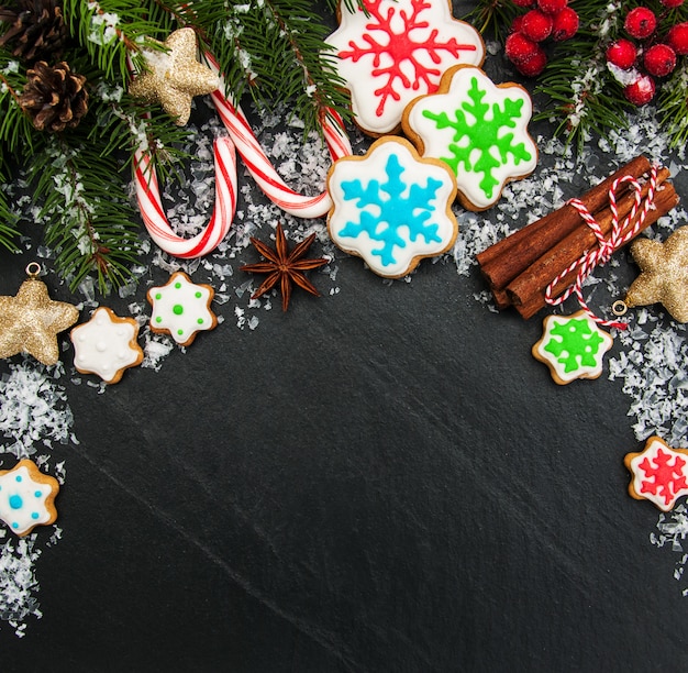 Kerstmisgember en honings kleurrijke koekjes